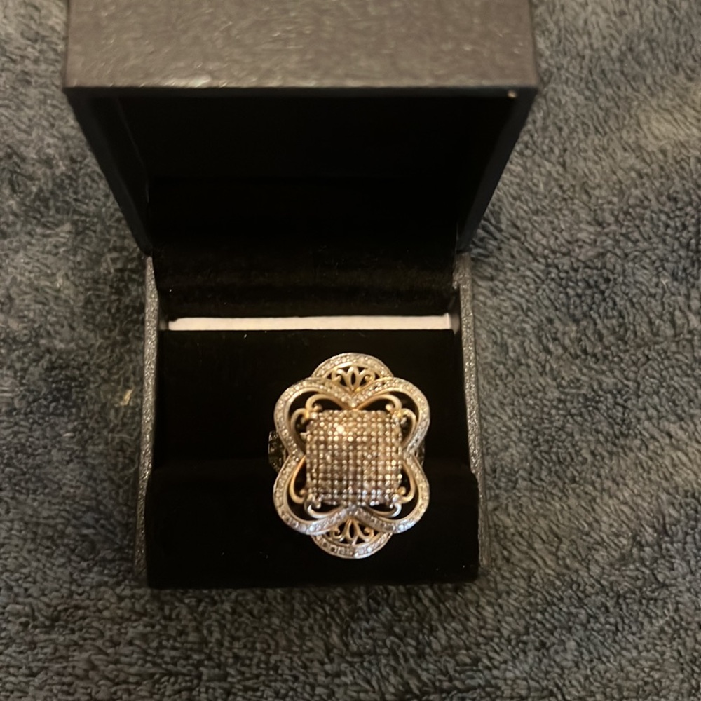 Beautiful ring size 7 - Picture 2 of 2